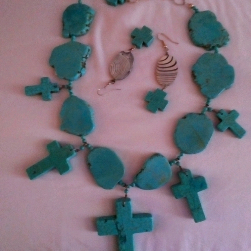 Turquoise necklace and earrings with mother of Pea